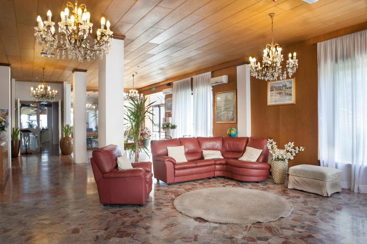 Hotel Spiaggia Marconi Римини Экстерьер фото