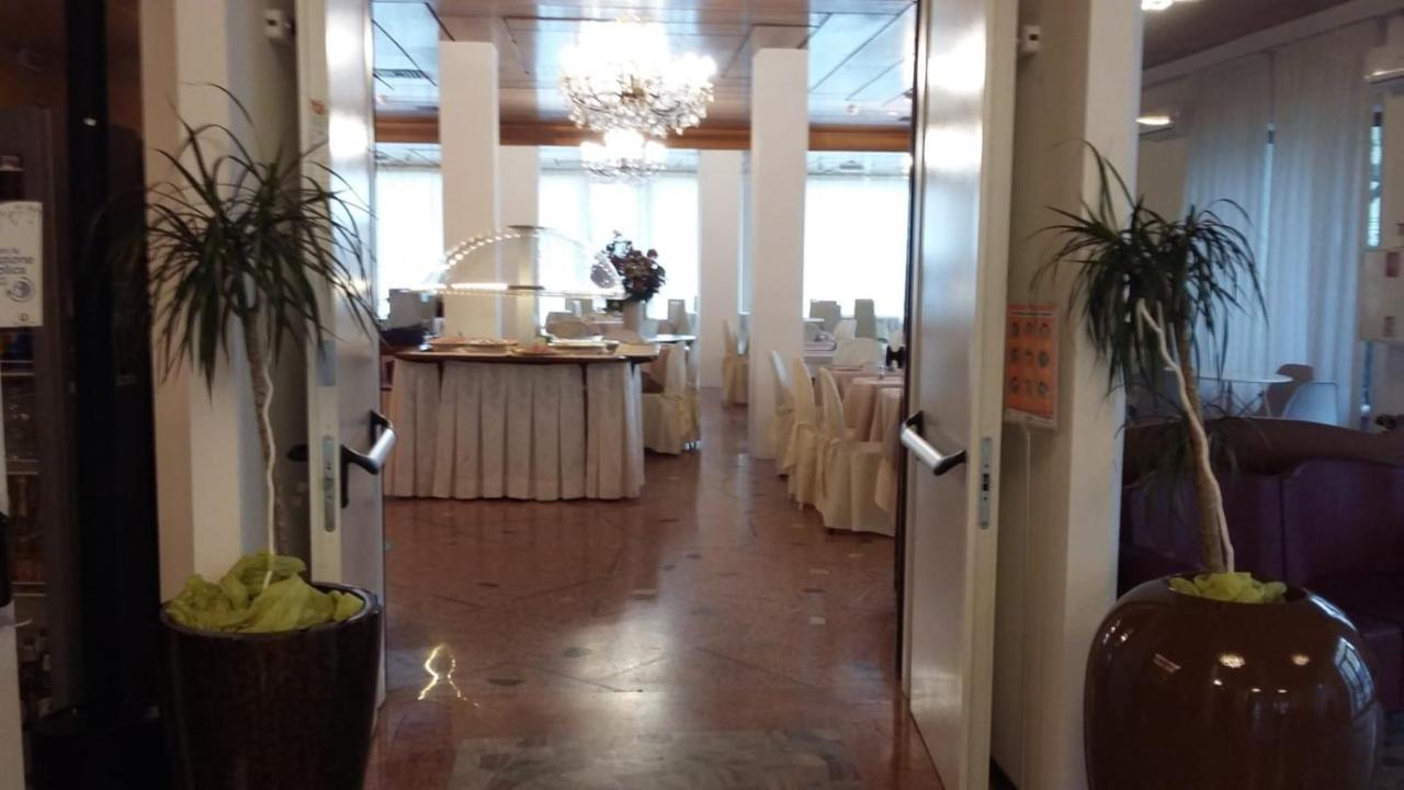 Hotel Spiaggia Marconi Римини Экстерьер фото